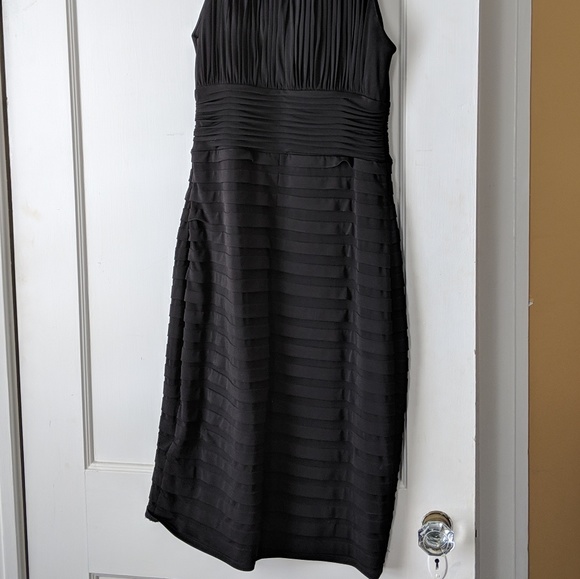 Knee-length black dress - Picture 2 of 3